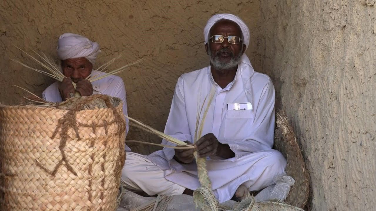 Siwa'nın geleneksel beyaz elbisesini giyen Berberiler