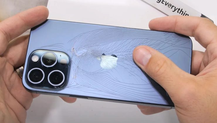 iPhone 15 Pro Max’in Camı, Bükülme Testinde Kırıldı [Video]