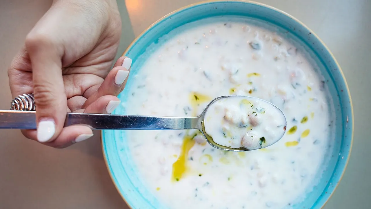 Ayran Aşı Çorbası Tarifi Nohut ve yarmayla yapılan, yaz aylarında