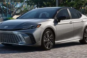 2025-toyota-camry-tanitildi-hem-luks-hem-guzel-hem-guclu-sedan-sdDhNy1z.jpg