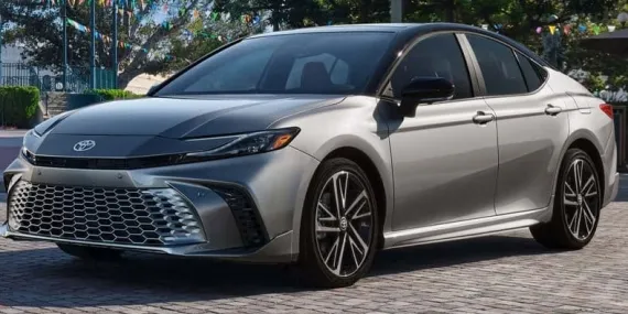 2025 Toyota Camry Tanıtıldı: Hem Lüks, Hem Güzel Hem Güçlü Sedan!