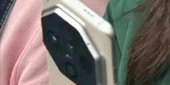 Dünyanın Birinci Çift Periskop Kameralı Telefonunun Fotoğrafı Ortaya Çıktı: Daha Berbatı Olamazdı Herhalde…