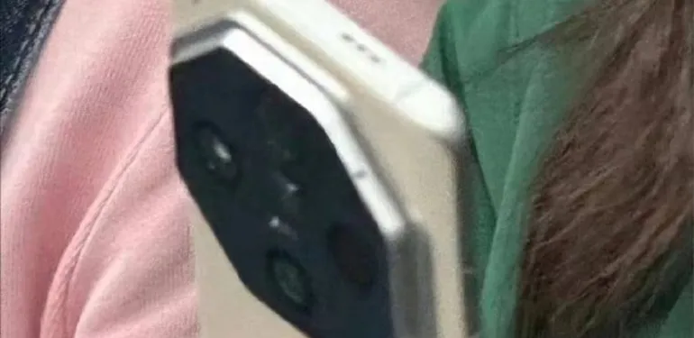 Dünyanın Birinci Çift Periskop Kameralı Telefonunun Fotoğrafı Ortaya Çıktı: Daha Berbatı Olamazdı Herhalde…