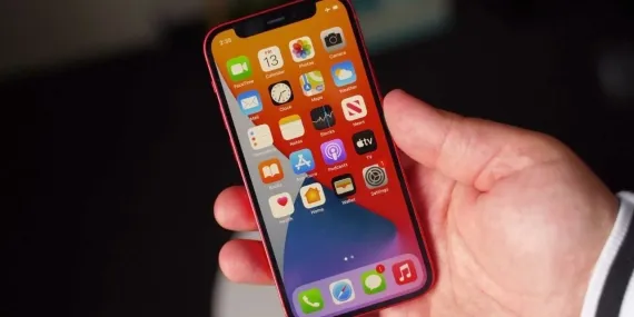 iPhone 12 küçük yenilenmiş haliyle geri geliyor