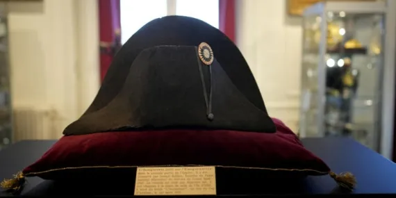 Napolyon Bonapart’ın İkonik Şapkası, Açık Artırmada On Milyonlarca TL’ye Satıldı