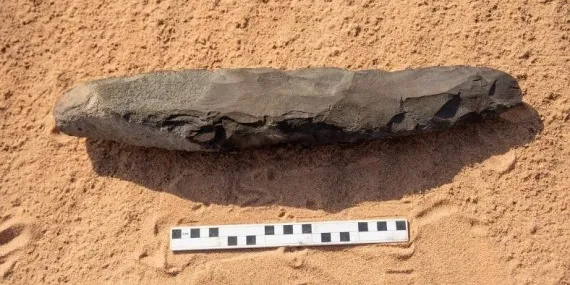 Suudi Arabistan’da Yapılan Hafriyatlar Sonucu “Şans Eseri” Bulunan El Baltası, Dünyanın En Eski ve En Büyük El Baltası Olabilir
