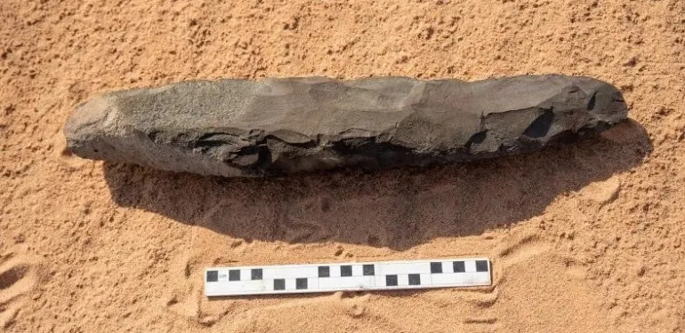 Suudi Arabistan’da Yapılan Hafriyatlar Sonucu “Şans Eseri” Bulunan El Baltası, Dünyanın En Eski ve En Büyük El Baltası Olabilir