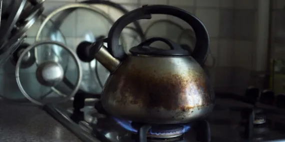 Yanmış çaydanlık temizliği