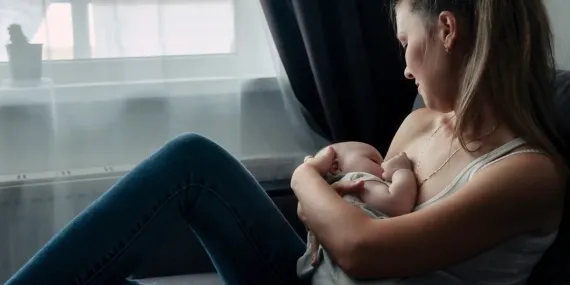 Bebeğinizin geleceğini kötü etkiliyor olabilirsiniz! Bebek gelişimini etkileyen hatalar…