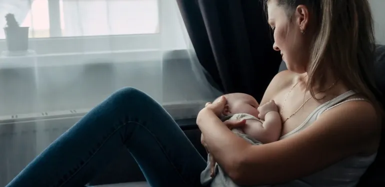 Bebeğinizin geleceğini kötü etkiliyor olabilirsiniz! Bebek gelişimini etkileyen hatalar…