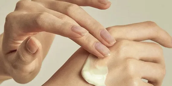 Ellerinizi pamuğa çevirin! Ev yapımı basit maskeler…