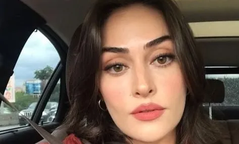 Güzelliğiyle erkeklerin başını döndüren Esra Bilgiç’in makyaj sırrı bakın neymiş! Kağıt kalemi hazırlayın… Büyüleyici olacaksınız!
