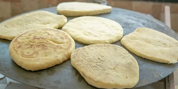 “Kahvaltıda ne yapsam?” diyenler buraya! Patatesli kaşarlı bazlama