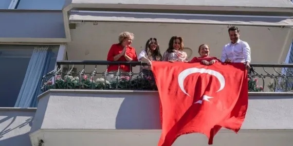 Kızılcık Şerbeti Fatih laikleşti! Pembeyi delirtecek hareket: Abdullah Bey’lerin evinde Cumhuriyet coşkusu