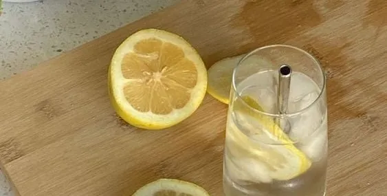 Limonlu su içerken dikkat edin! Faydaları kadar zararları da var!