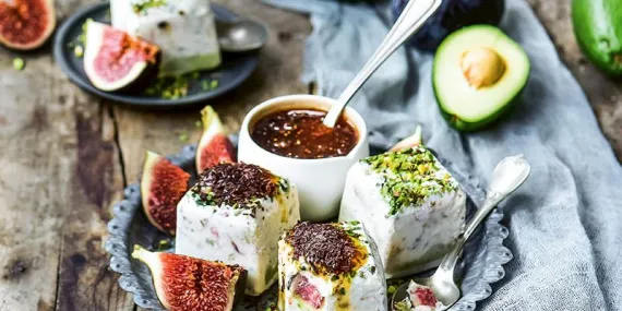 Antep fıstıklı ve incirli avokado semifreddo