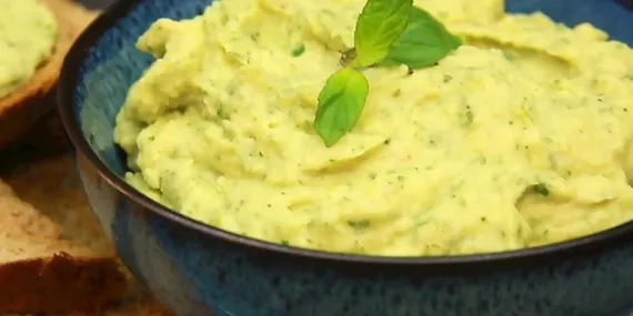 Avokadolu kuru fasulye püresi