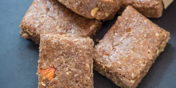 Bademli kayısı bar