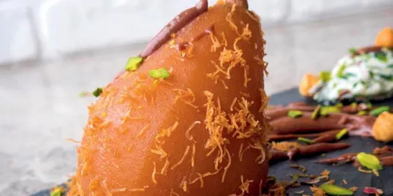 BAHARATLI ARMUT (YOĞUN ÇİKOLATALI SOS VE KITIR KADAYIF İLE)