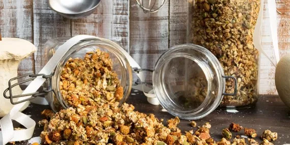 Bol kuruyemiş ve çekirdekli, dutlu granola