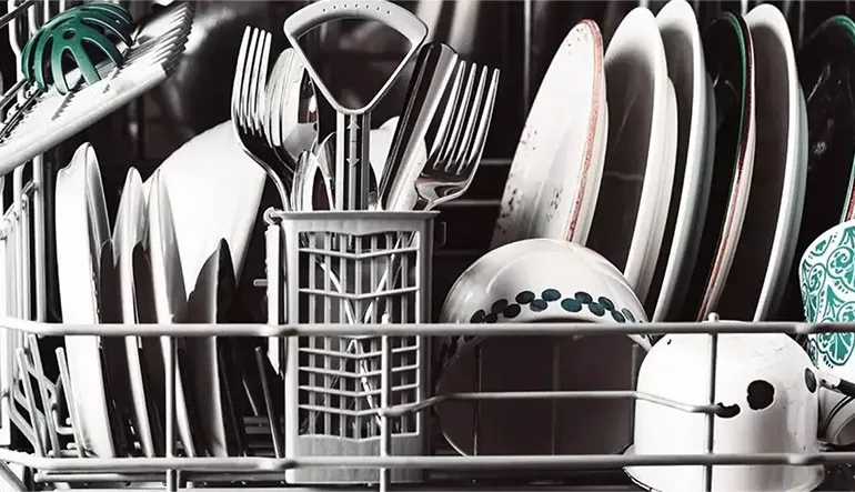 Bulaşık Makinesinde Yıkanan Her Şey Kupkuru Olurken Plastikler Neden Üzerinde Su Damlalarıyla Çıkar?