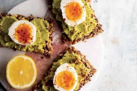 cekirdekli-bar-uzerinde-yumurta-ve-avokado-HHQwuSgF.jpg
