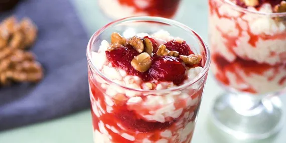 Cevizli ve çilek soslu sütlaç