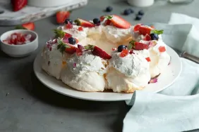 cilekli-ve-gul-lokumlu-pavlova-celengi-wFHDUy5s.jpg