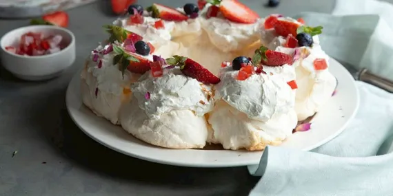 ÇİLEKLİ VE GÜL LOKUMLU PAVLOVA ÇELENGİ