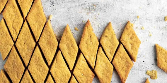 ÇITIR BADEMLİ VE FRENK SOĞANLI KRAKERLER