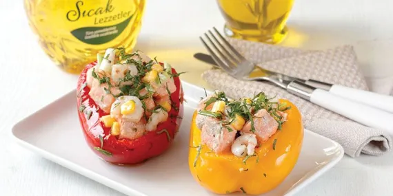 DENİZ MAHSULLERİYLE DOLDURULMUŞ RENKLİ DOLMA BİBER