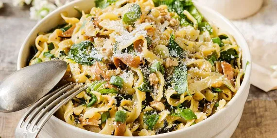 EBEGÜMECİLİ VE ISIRGAN OTLU ERİŞTE SALATASI (ANNEANNE SALATASI)