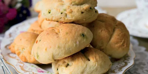 FESLEĞENLİ VE FISTIKLI ÇÖREK