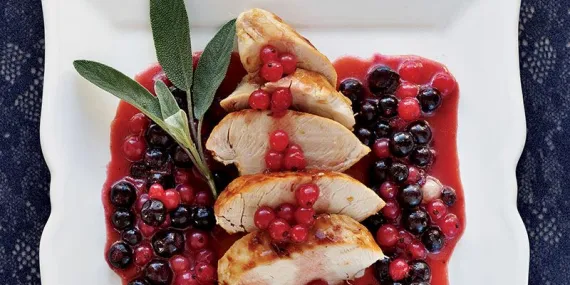 FRENK ÜZÜMÜ VE YABAN MERSİNİ SOSLU HİNDİ