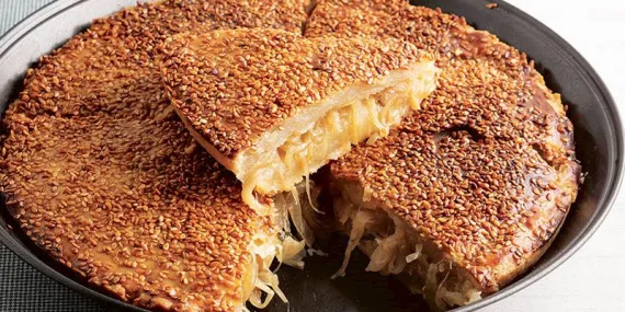 GİRİT’TEN SOĞANLI SUSAMLI BÖREK