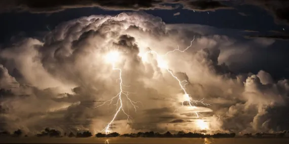 Gök Gürültülerinin Birbirinden Farklı Sesler Çıkarmalarının Arkasındaki Bilimsel Sebepler