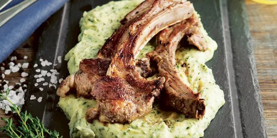 Ispanaklı patates püresi yatağında kuzu pirzola