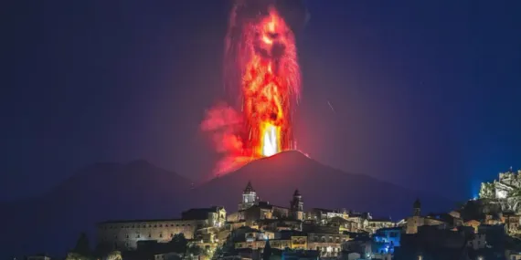 İtalya’da Etna Yanardağı Yeniden Kül ve Lav Püskürtmeye Başladı: Patlama Anları Kaydedildi