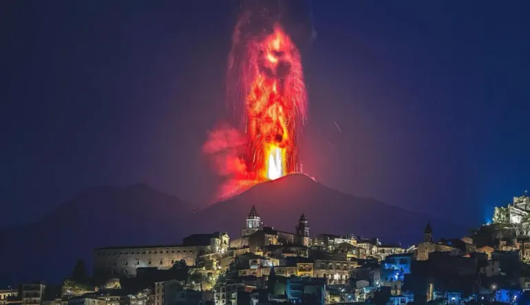 İtalya’da Etna Yanardağı Yeniden Kül ve Lav Püskürtmeye Başladı: Patlama Anları Kaydedildi