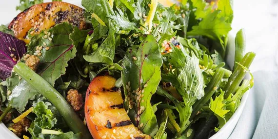 Izgara şeftalili bahçe salatası