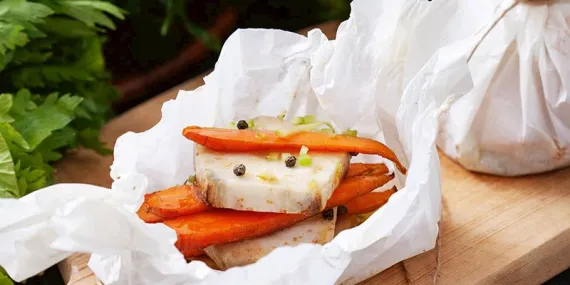 Kağıtta ayvalı kereviz fırın