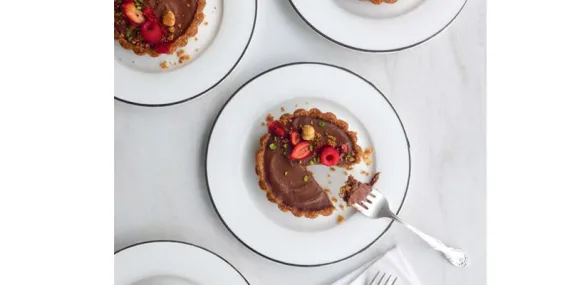 KAKAOLU FINDIKLI TART (ŞEKERSİZ, GLÜTENSİZ VE ÇİĞ)