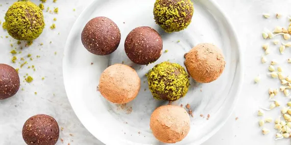 Karabuğdaylı kakaolu hurma topu