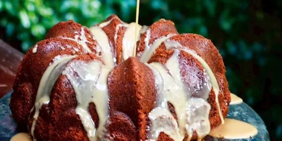 Karamel çikolatalı kahve ve cevizli kek