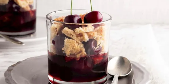 KAVANOZDA VİŞNELİ CRUMBLE