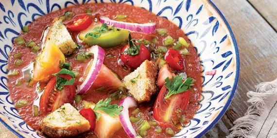 Kırmızı domatesli panzanella salatası