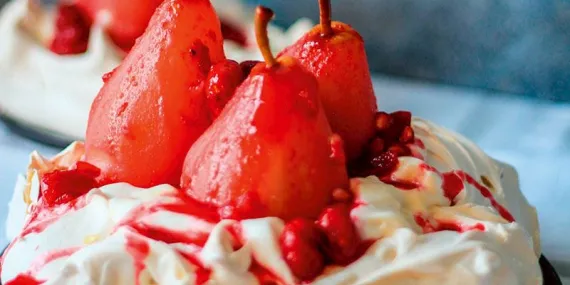 Kızılcık sosunda poşe armutlu pavlova