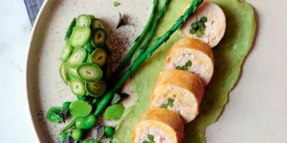 Kuşkonmaz dolgulu ve taze sarımsaklı tavuk