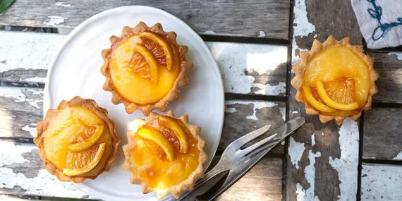 Limon kremalı tatlı kaseleri