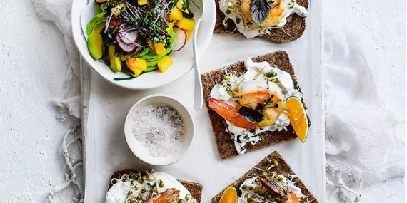 Mango salsalı karides kanepeleri